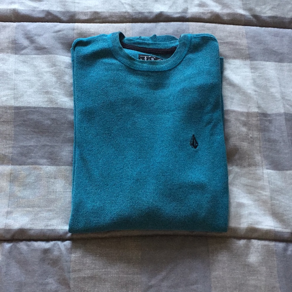 Long sleeve sweater.